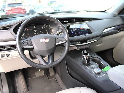 Used 2022 Cadillac XT4 Luxury w/ Cold Weather Package AWD/4WD image 4