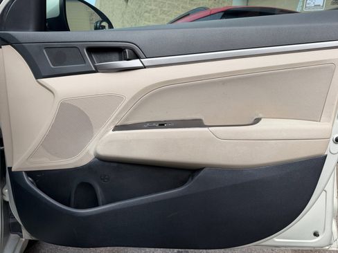 Used 2017 Hyundai Elantra SE image 16