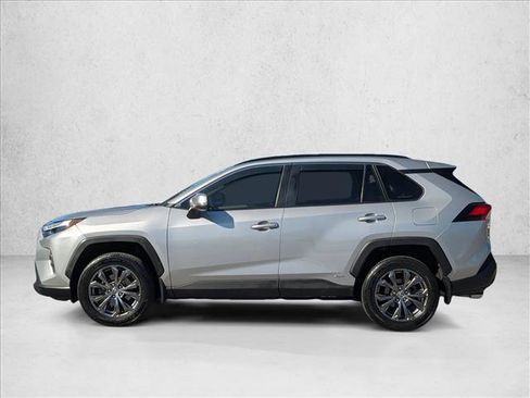 Used 2022 Toyota RAV4 XLE Premium image 9