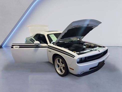 Used 2010 Dodge Challenger R/T RWD image 8