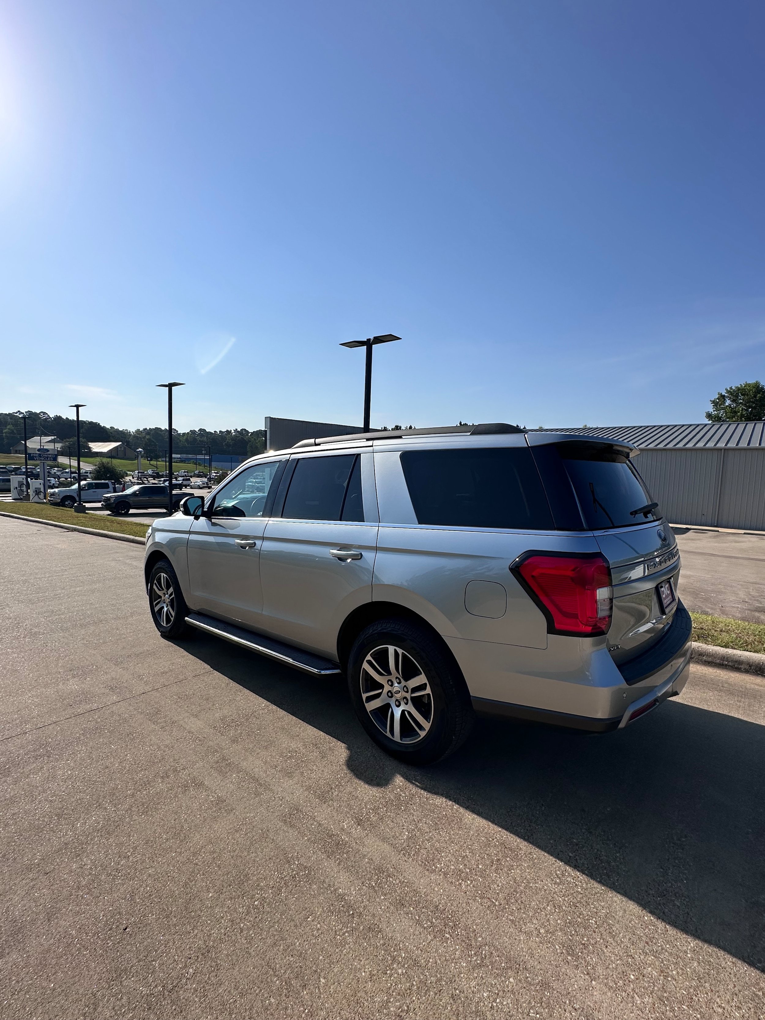 Used 2023 Ford Expedition XLT AWD/4WD image 3