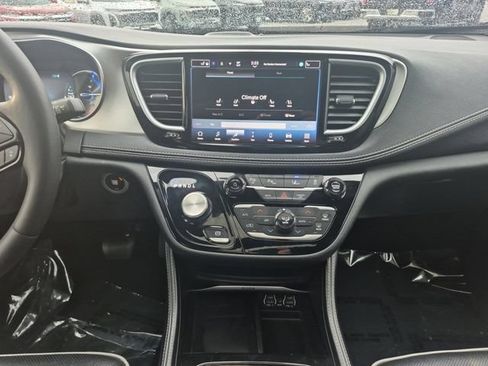 Used 2024 Chrysler Pacifica Premium FWD image 15