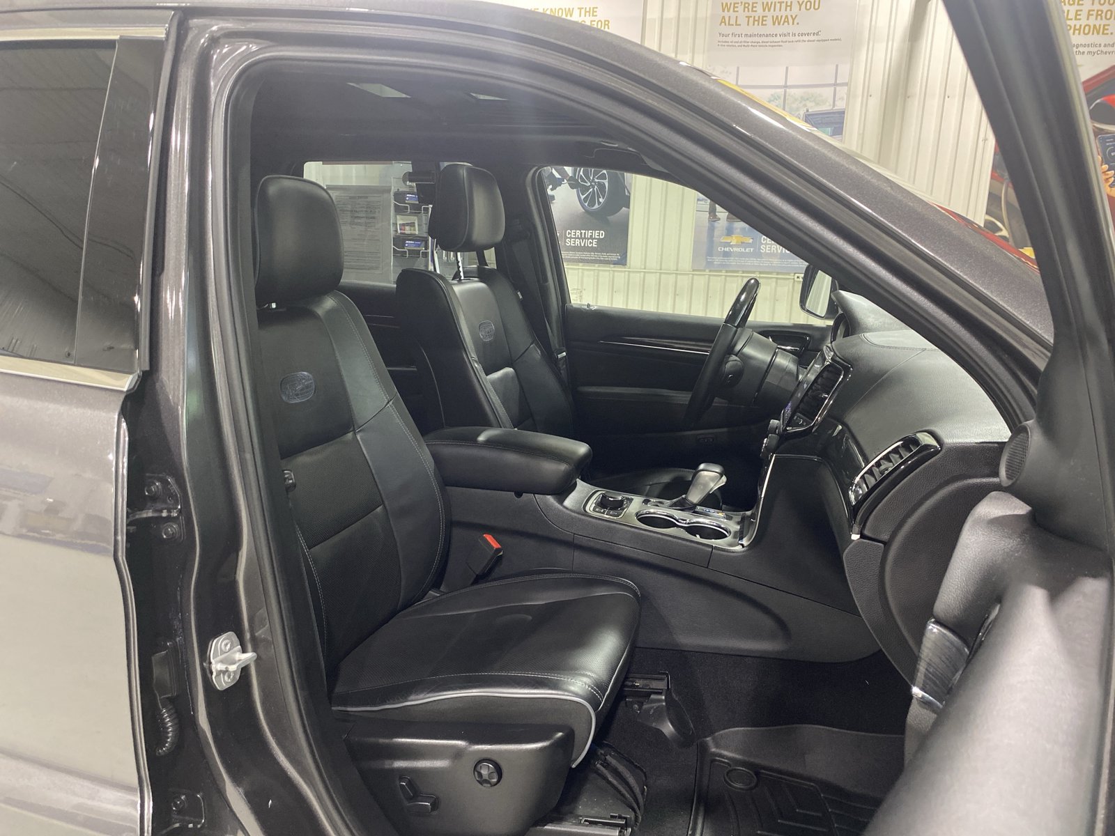 Used 2019 Jeep Grand Cherokee Overland AWD/4WD image 18