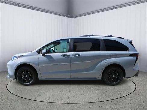 Certified 2025 Toyota Sienna XLE Woodland Edition image 5