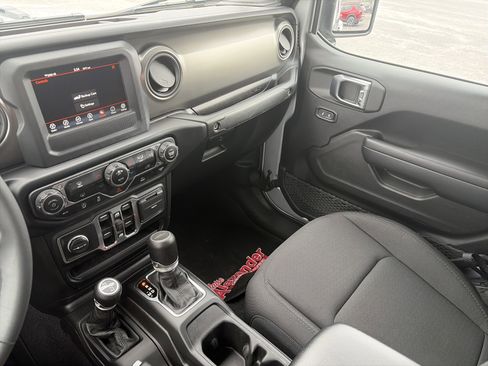 Used 2023 Jeep Gladiator Willys image 22