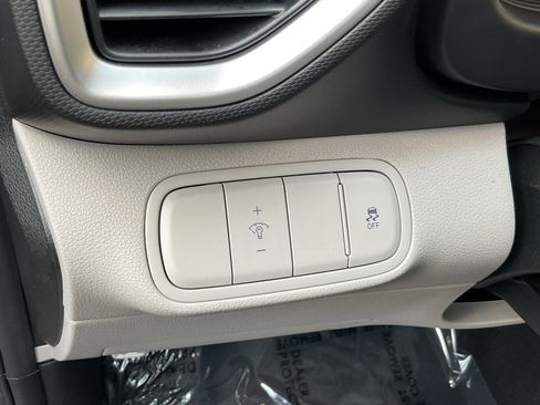 Used 2025 Hyundai Venue SEL FWD image 26