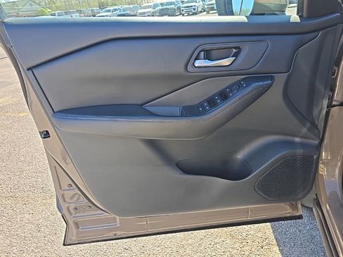 Used 2025 Nissan Rogue SV FWD image 12