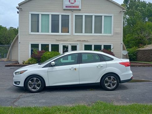 Used 2018 Ford Focus SE w/ SE Appearance Package FWD image 2