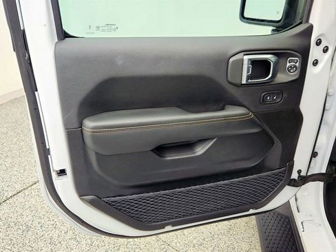 Used 2025 Jeep Wrangler Unlimited Sahara image 10