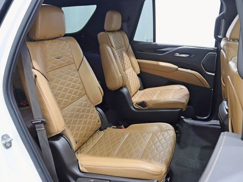 Used 2021 Cadillac Escalade Premium Luxury AWD/4WD image 27