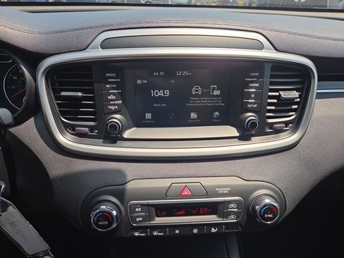 Used 2019 Kia Sorento FWD V6 image 15