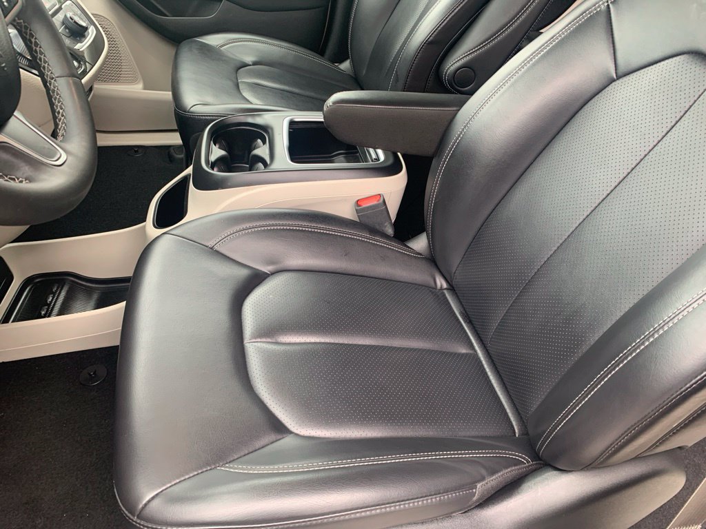 Used 2023 Chrysler Pacifica Touring-L FWD image 14