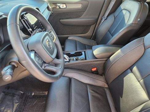 Used 2023 Volvo XC40 B5 Ultimate image 3