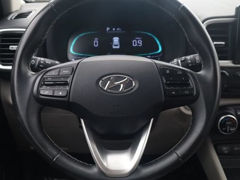 Used 2025 Hyundai Venue SEL FWD image 13