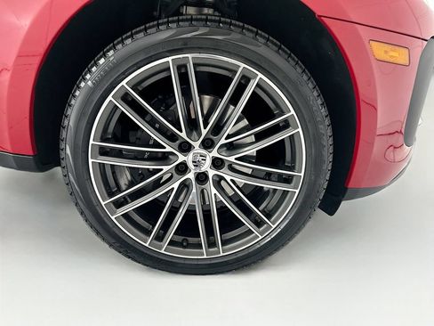 Certified 2025 Porsche Macan AWD/4WD image 32