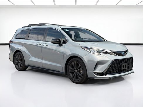 Used 2024 Toyota Sienna XSE w/ XSE Plus Package FWD image 3