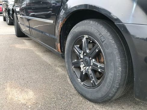 Used 2010 Chrysler Town & Country Touring image 10