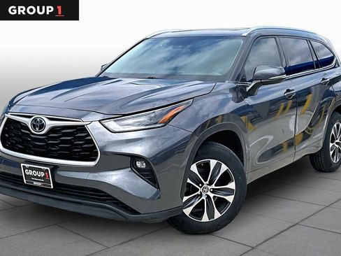 Used 2021 Toyota Highlander XLE FWD image 1