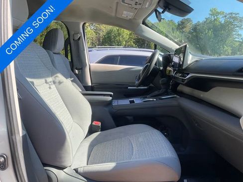Used 2021 Toyota Sienna LE FWD image 4
