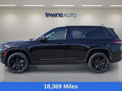 Used 2023 Jeep Grand Cherokee Altitude AWD/4WD image 2