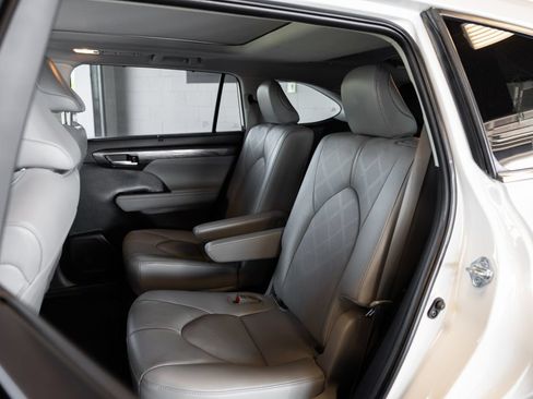 Used 2023 Toyota Highlander Platinum AWD/4WD image 14