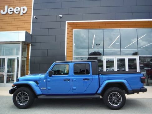 Used 2020 Jeep Gladiator Overland w/ Popular Equipment Package AWD/4WD image 2