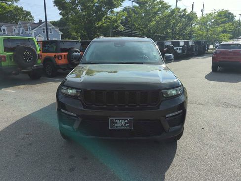 Used 2023 Jeep Grand Cherokee Limited w/ Black Appearance Package AWD/4WD image 9