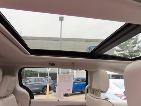 Used 2017 Chrysler Pacifica Limited image 34