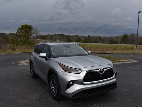 Used 2021 Toyota Highlander XLE image 1