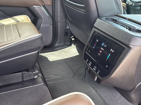 Used 2025 GMC Yukon Denali Ultimate AWD/4WD image 27