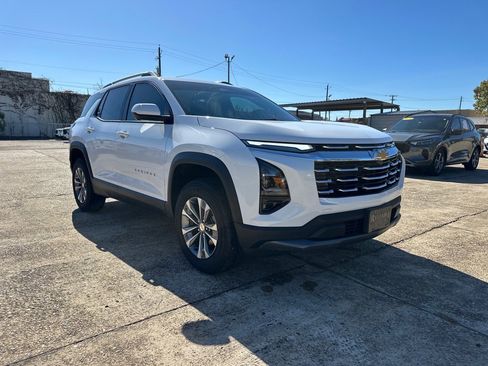 Used 2025 Chevrolet Equinox LT w/ Convenience Package II image 2