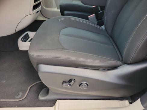 Used 2023 Chrysler Voyager LX FWD image 5