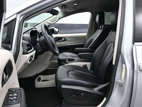 Certified 2024 Chrysler Pacifica Touring-L FWD image 18
