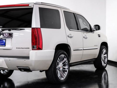Used 2013 Cadillac Escalade Platinum RWD image 12