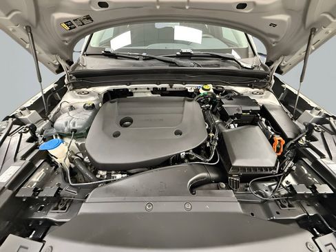 Used 2023 Volvo XC40 B5 Plus AWD/4WD image 17