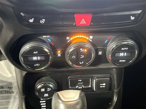 Used 2016 Jeep Renegade Trailhawk w/ Premium Trailhawk Package image 16