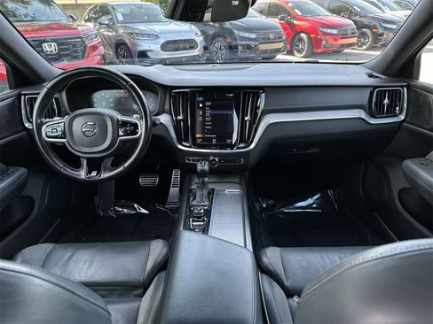 Used 2020 Volvo V60 T6 R-Design image 10