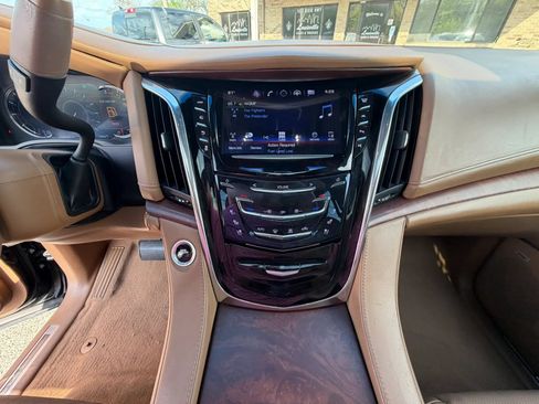 Used 2017 Cadillac Escalade AWD Platinum image 23