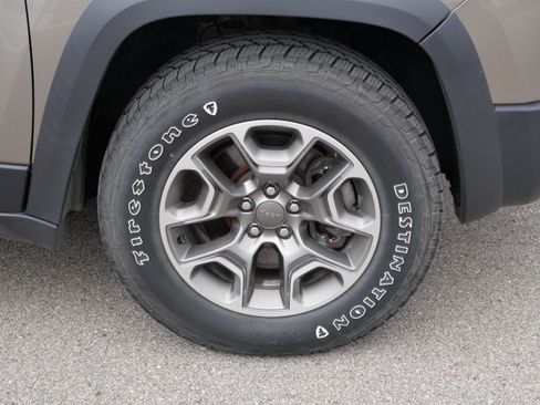 Used 2020 Jeep Cherokee Trailhawk w/ Cold Weather Group AWD/4WD image 15