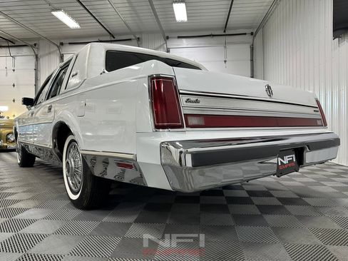 Used 1988 Lincoln Town Car Signature image 20