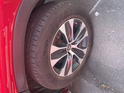 Used 2022 Toyota Highlander XLE image 16