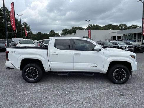 Used 2025 Toyota Tacoma TRD Sport AWD/4WD image 2
