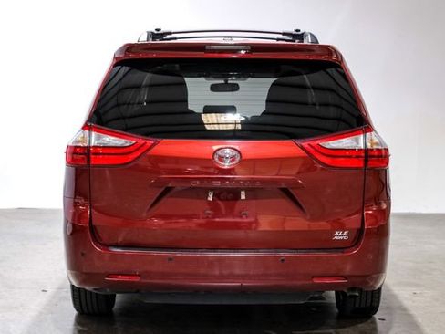 Used 2017 Toyota Sienna XLE Premium image 11