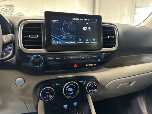 Used 2020 Hyundai Venue image 23