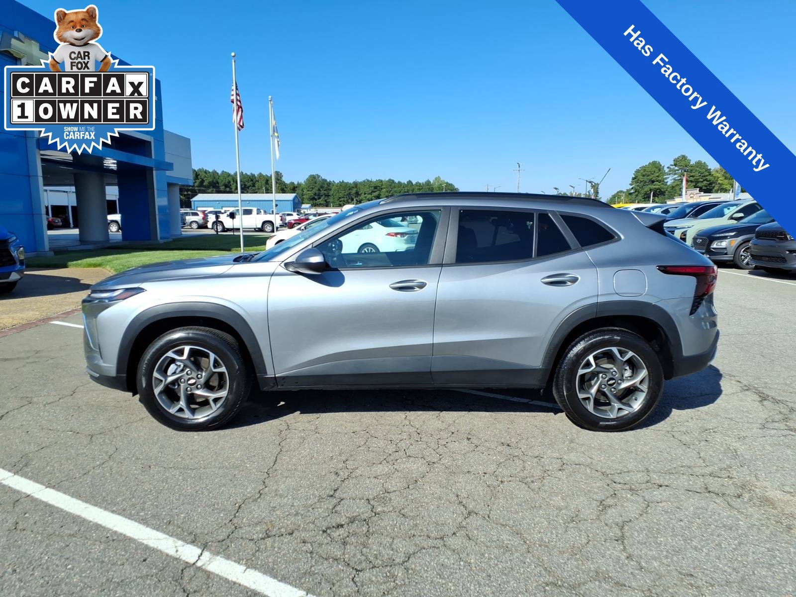 Used 2025 Chevrolet Trax LT FWD image 2