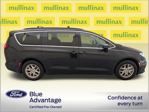 Used 2022 Chrysler Pacifica Touring-L FWD image 2