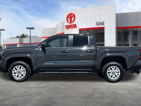 Certified 2025 Toyota Tacoma SR5 AWD/4WD image 9