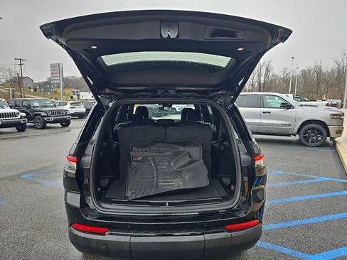 Used 2023 Jeep Grand Cherokee L Laredo image 5