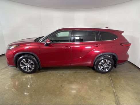 Used 2022 Toyota Highlander XLE image 17
