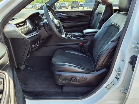 Used 2024 Jeep Grand Cherokee L Altitude image 25